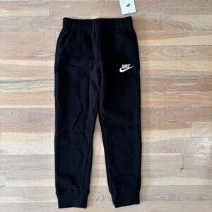 Boys black nike logo jogger sweatpants size 5 nwt